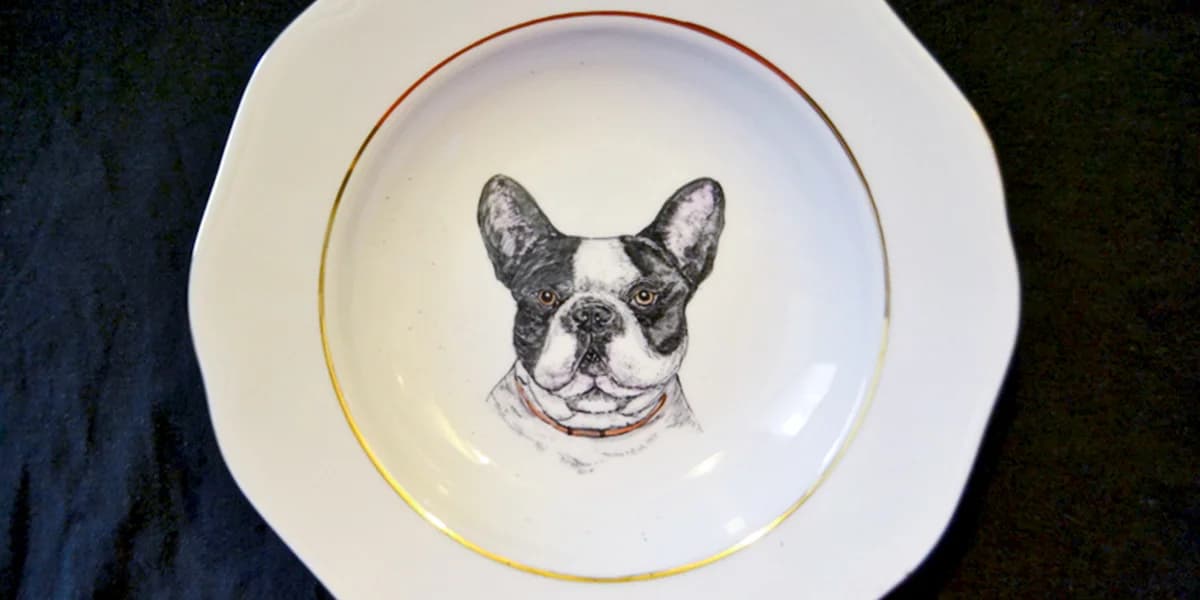 Namalujte si vlastní hrníček, talíř nebo dlaždičku jako obrázek na kurzu malování porcelánu