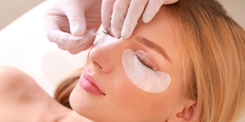 Krásnější řasy a obočí: laminace, lash lifting i prodloužení metodou řasa na řasu