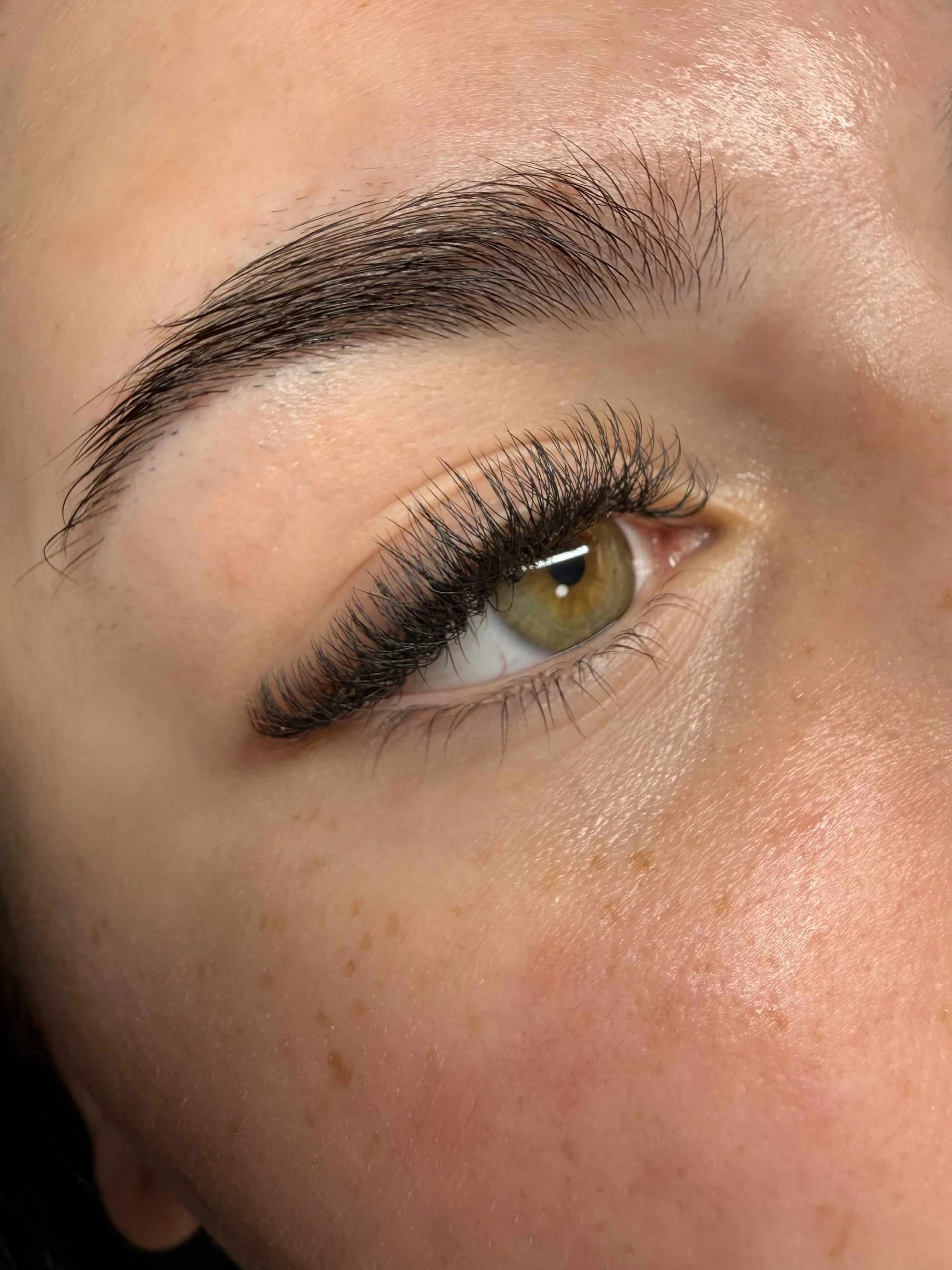 Krásnější řasy a obočí: laminace, lash lifting i prodloužení metodou řasa na řasu