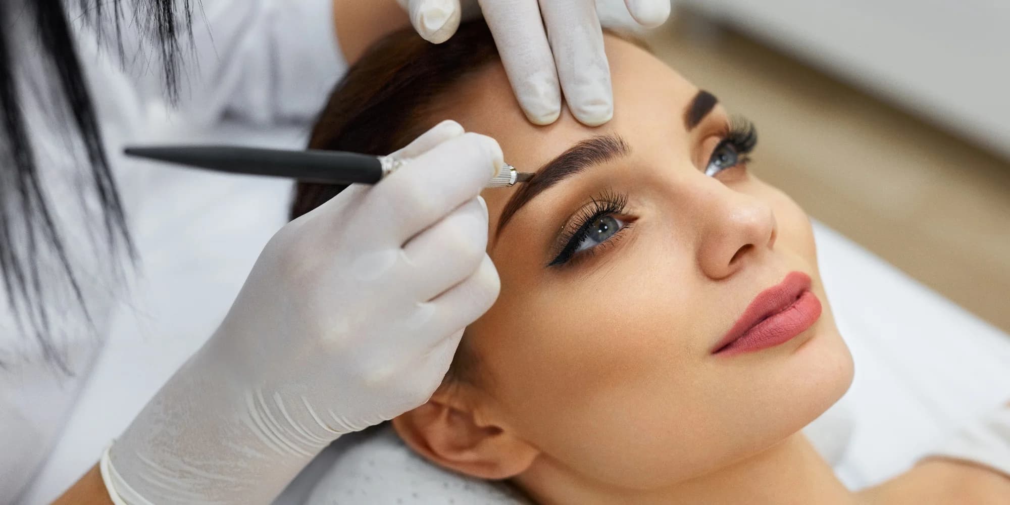 Zvýraznění a zhuštění obočí: 3D microblading (vláskování) nebo stínování