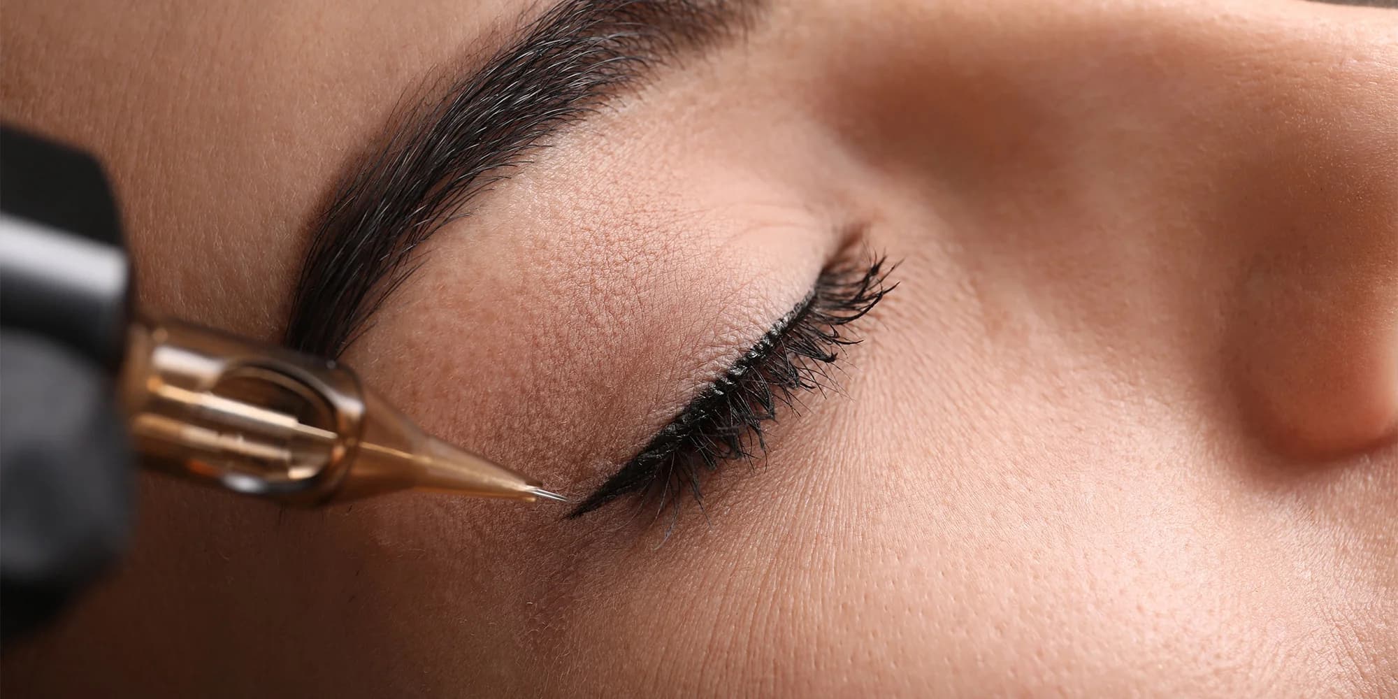 Permanentní make-up: pudrové obočí, meziřasové i stínované oční linky i akvarelové rty
