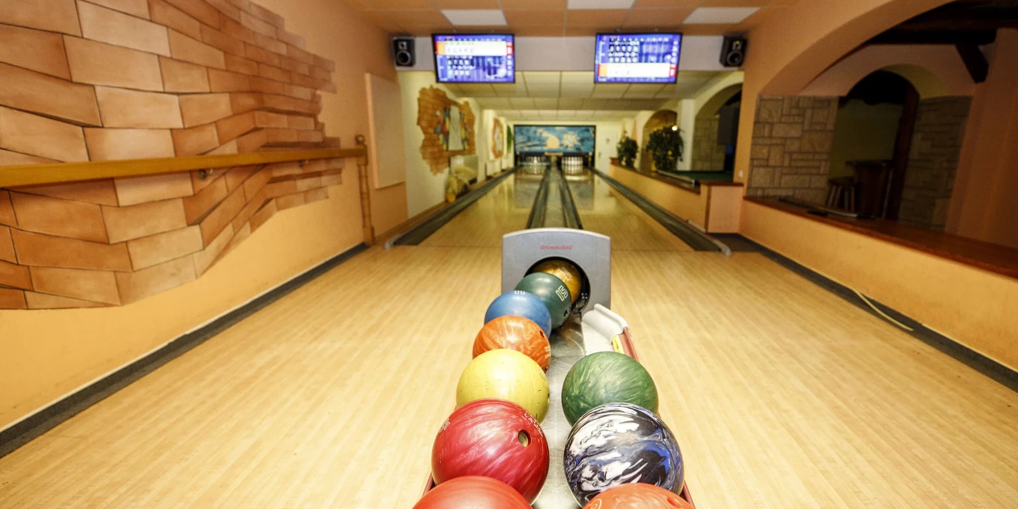 Zábava i bezva bašta: bowling až pro 8 osob, mini řízečky, žebra či pizza