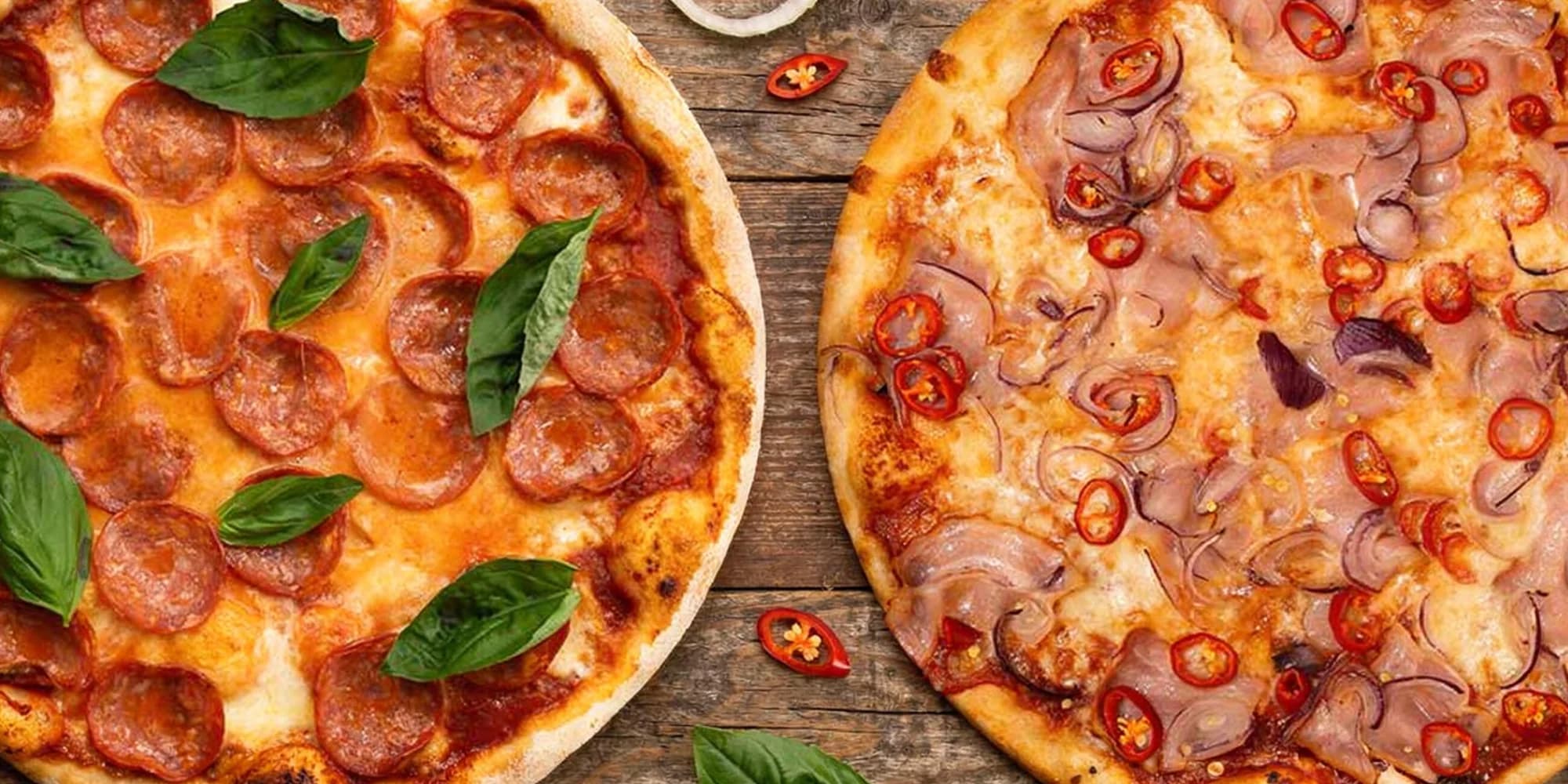 Dvě pizzy o průměru 32-40 cm a dva nápoje, možnost odnesení s sebou