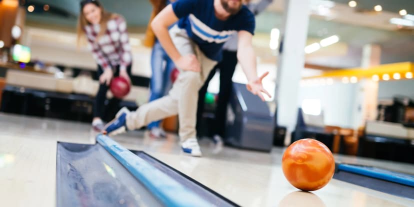 Zábava pro partu v Holešovicích: hodina bowlingu a 4 nápoje