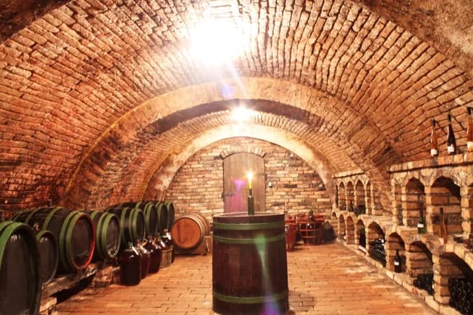 Degustace 8 vzorků likérových vín v historickém sklípku včetně výkladu pro 1 či 2 osoby