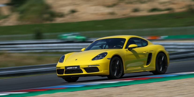 Porsche 718 Cayman S na závodním okruhu 1–3 kola i profi závodní simulátor