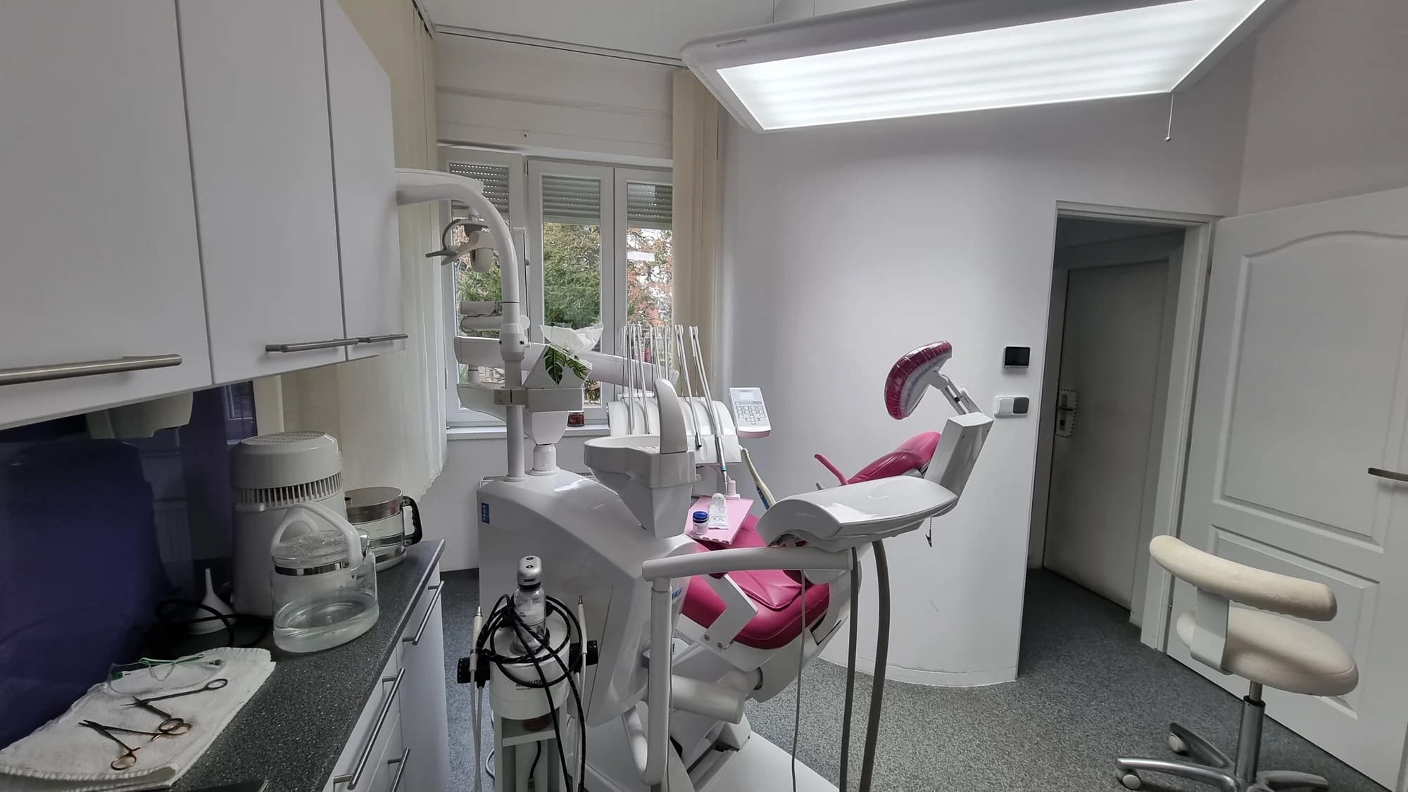 Dentální hygiena vč. Air-Flow, bělení zubů nebo zirkon-keramická korunka