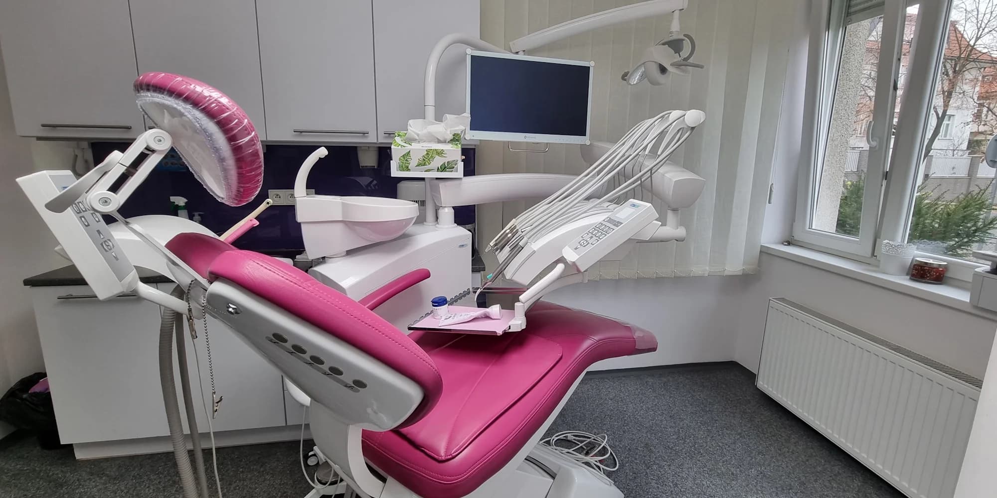 Dentální hygiena vč. Air-Flow, bělení zubů nebo zirkon-keramická korunka