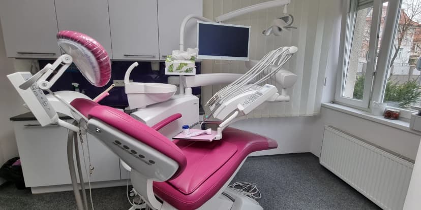 Dentální hygiena vč. Air-Flow, bělení zubů nebo zirkon-keramická korunka