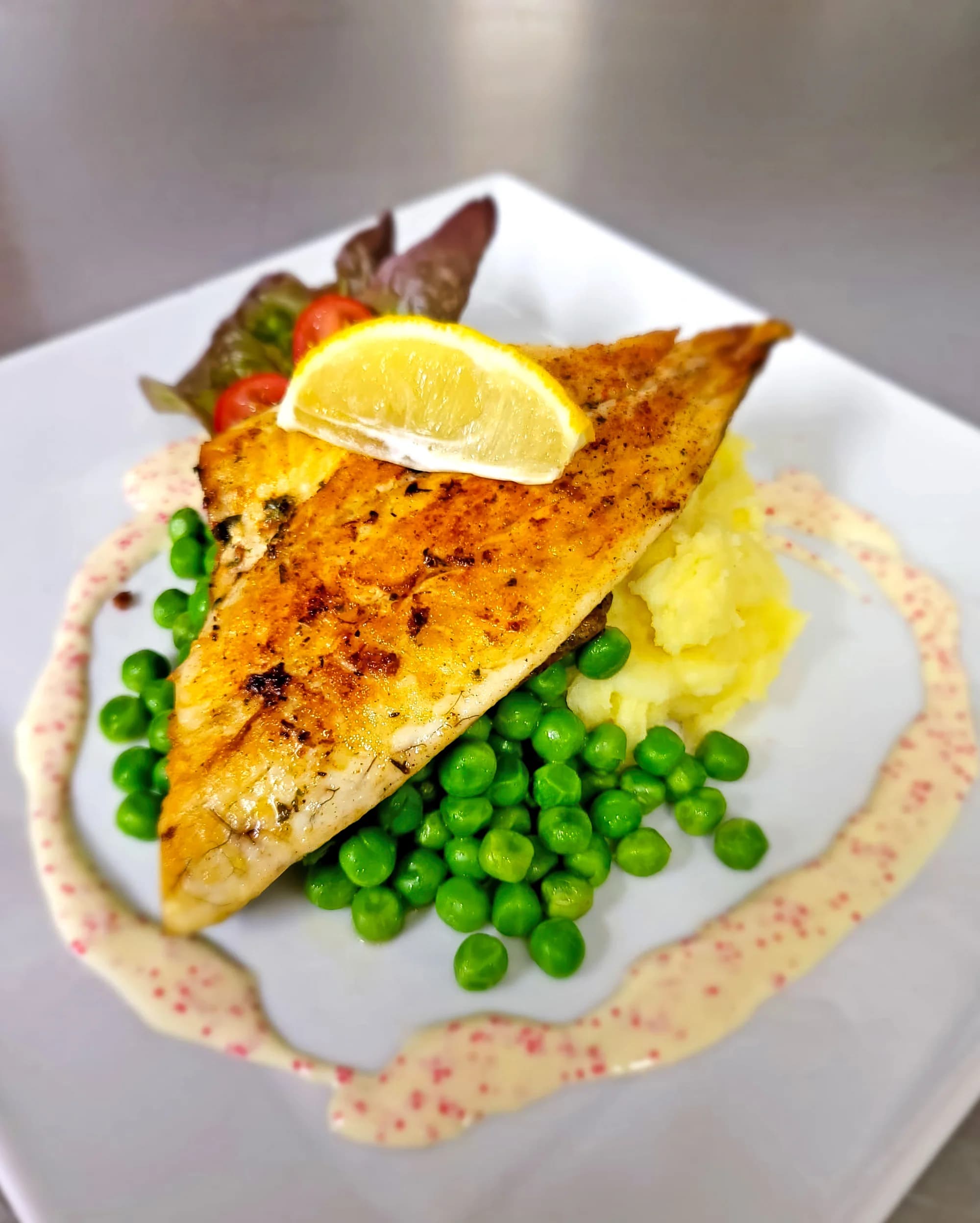 Až 1 500 Kč na vše U Zlaté hvězdy a v bistru N°4: steaky, mořské speciality, česká jídla i vinný bar