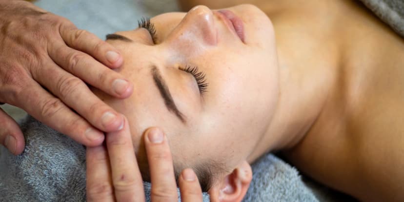 Uvolňující masáž celého těla: relaxace na 90 minut