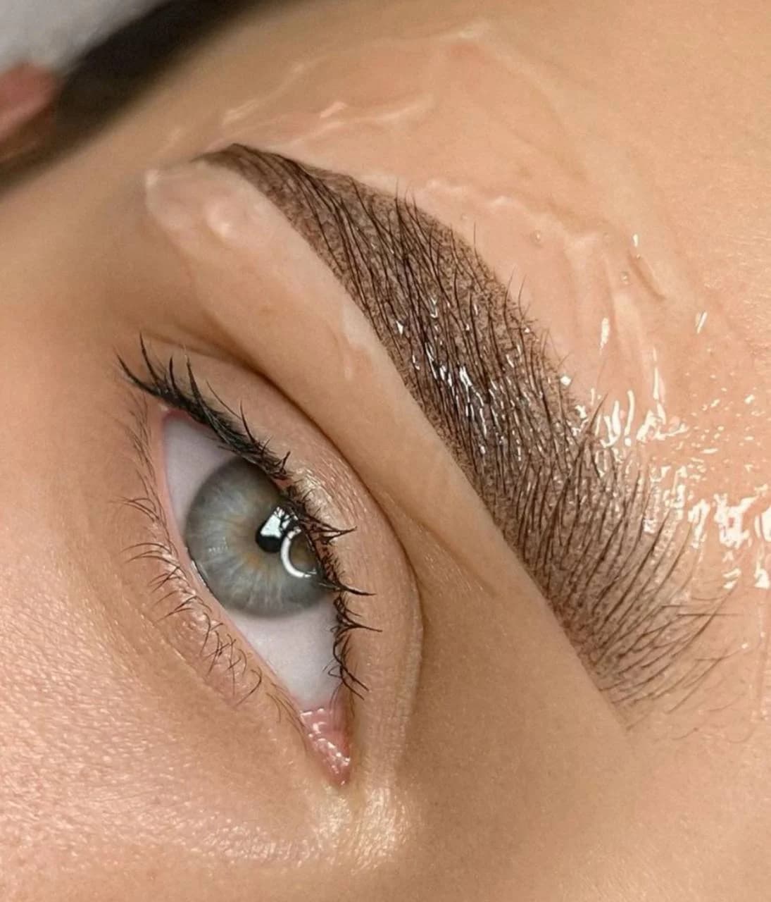 Nechte zvýraznit svou přirozenou krásu: permanentní make-up obočí nebo rtů