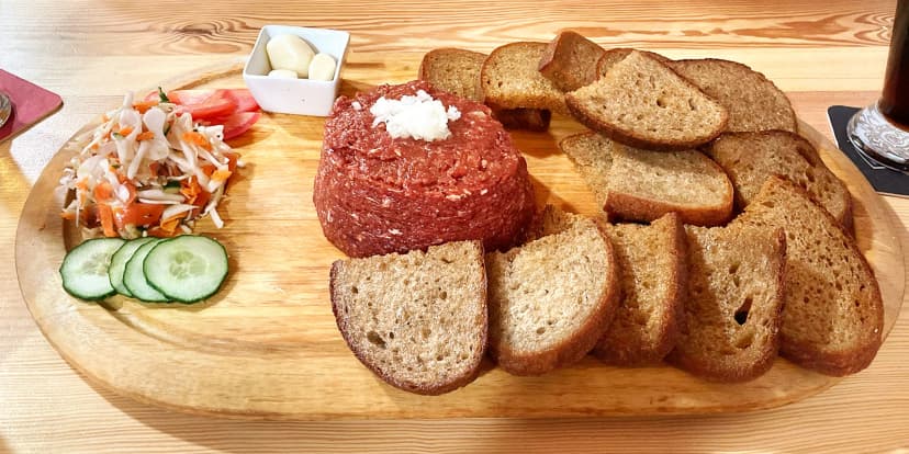 Nálož masa: 300 či 500 g tataráku ze zadního hovězího s topinkami