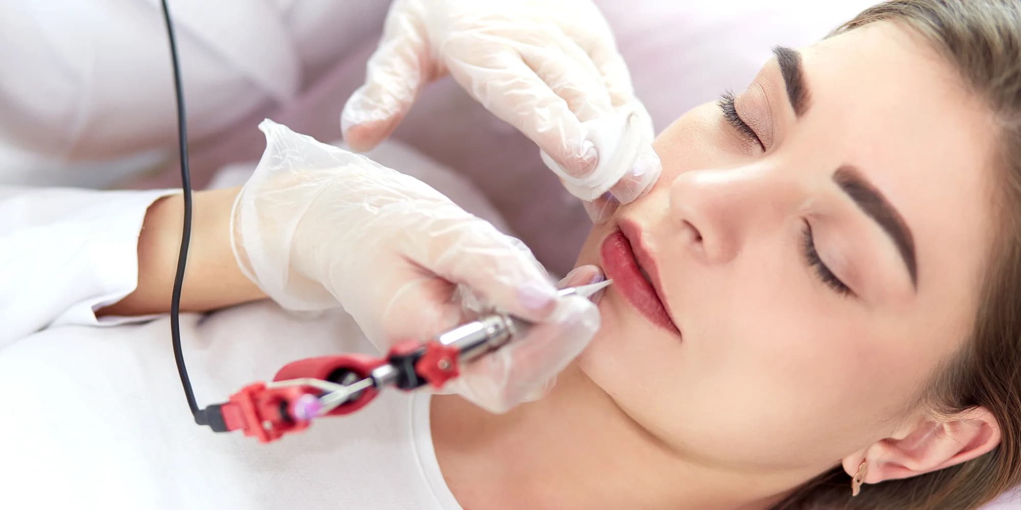 Dokonalý pohled a smyslný úsměv: permanentní make-up obočí nebo rtů