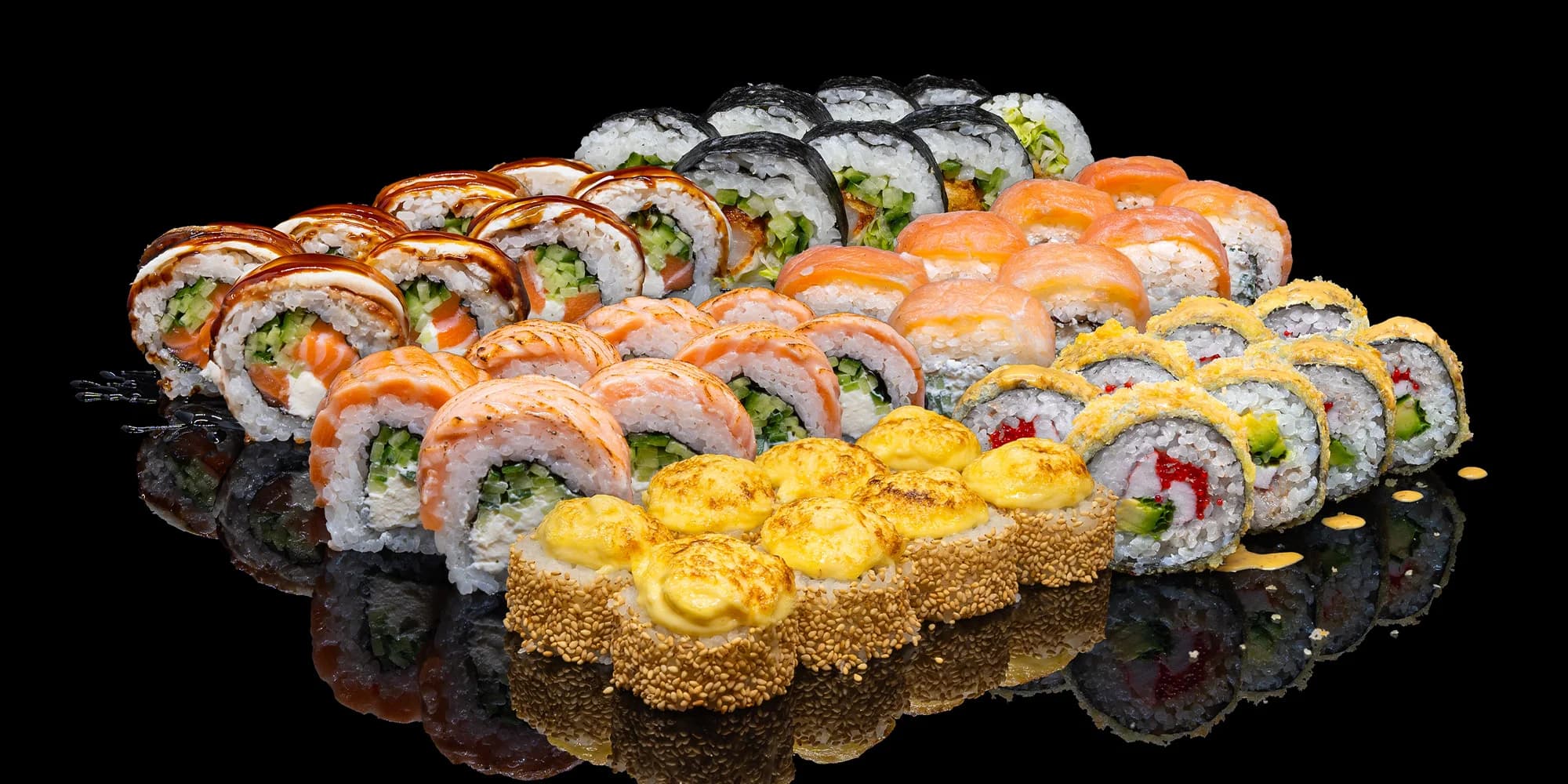 Degustační sushi set: 48 vymazlených rolek s lososem i úhořem v centru Prahy