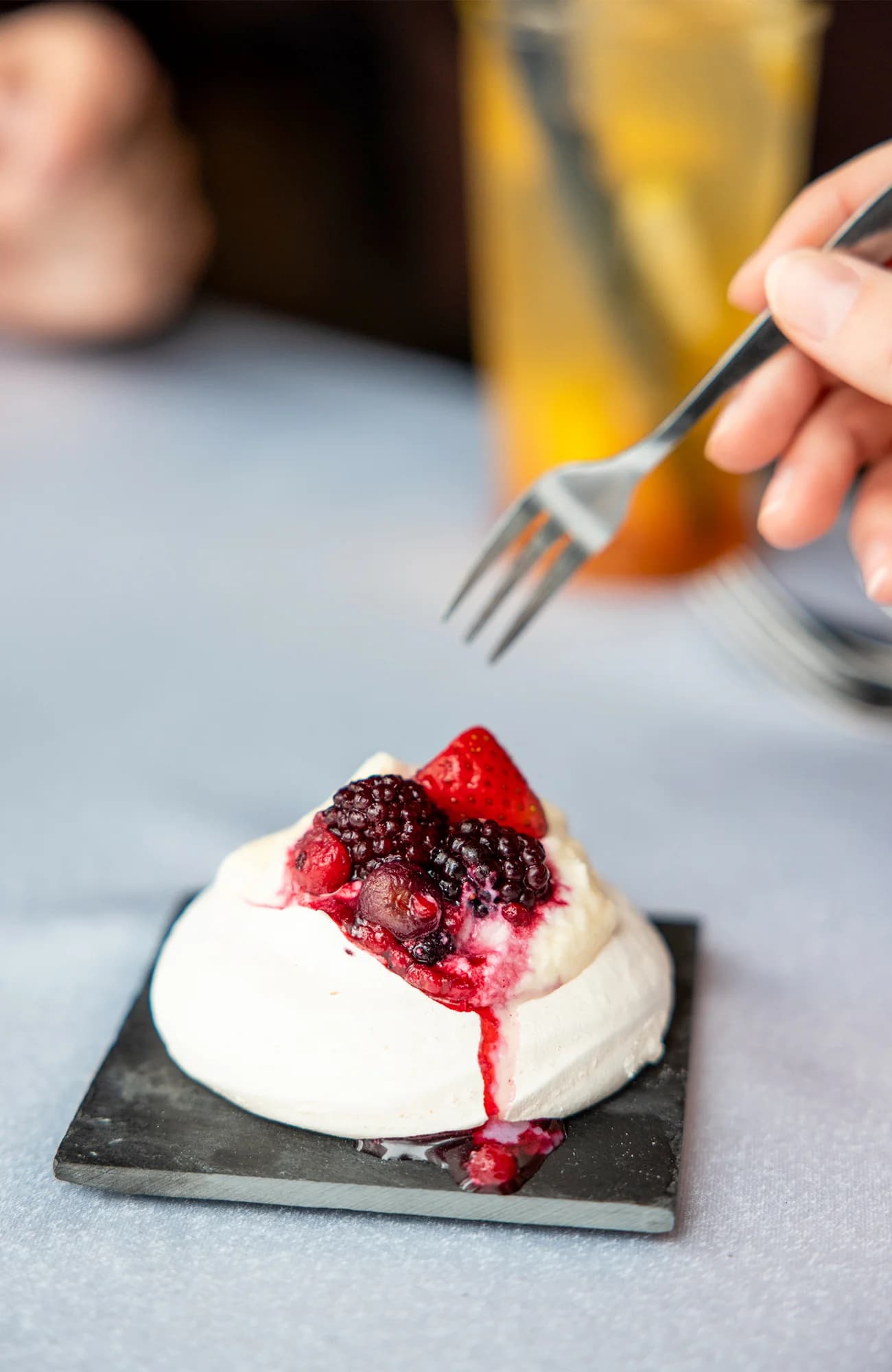 4chodové menu v centru Liberce: krevety, losos, pavlova i víno či pivo