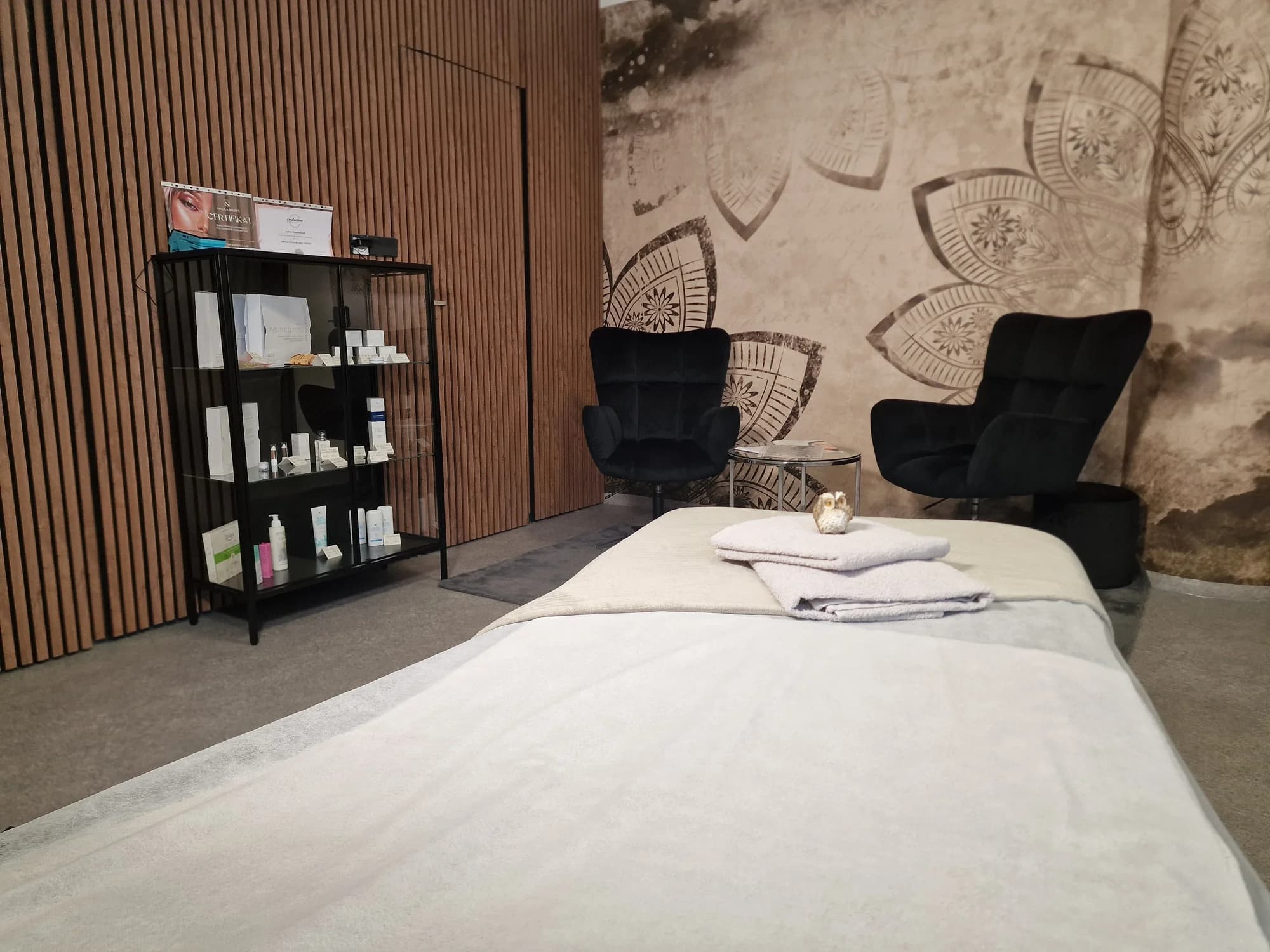 Anti-age kosmetické ošetření, chemický peeling s kyselinou mandlovou či glykolovou i laminace obočí