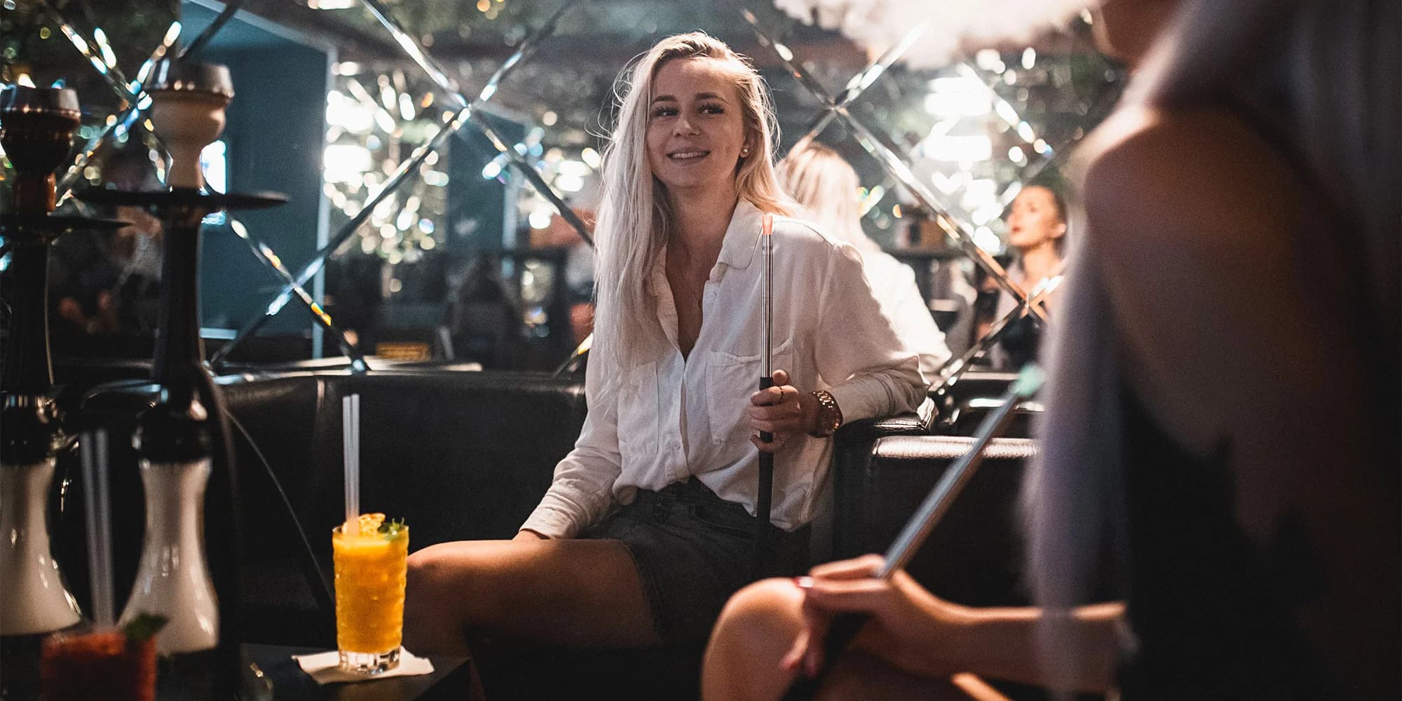 Posezení u vodní dýmky a prémiového vína nebo drinků pro 2 osoby