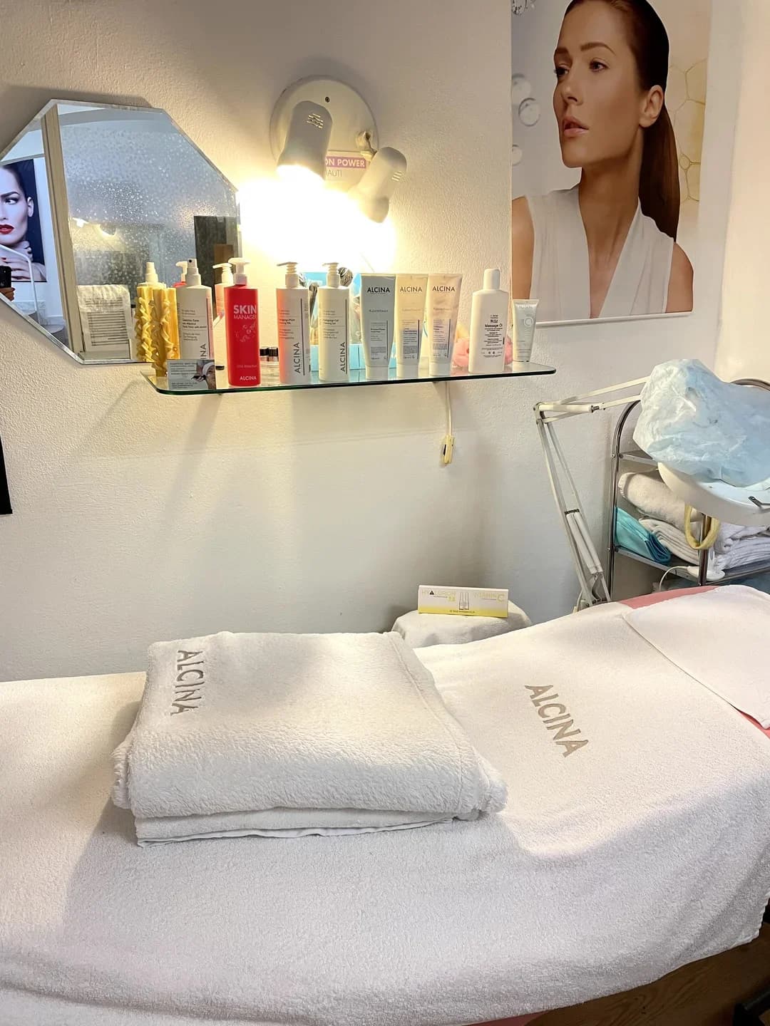 Péče o pleť i vlasy: čištění obličeje + mytí vlasů, foukaná a styling, 120 minut