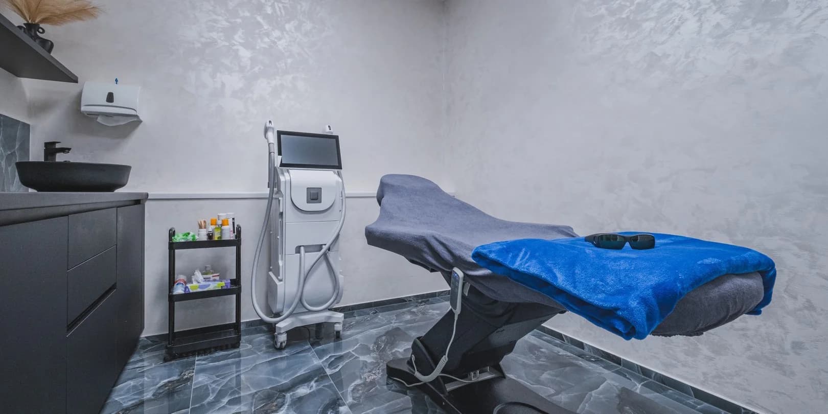 Úprava, barvení i laminace obočí či PMU: pudrové, vláskování i meziřasová linka