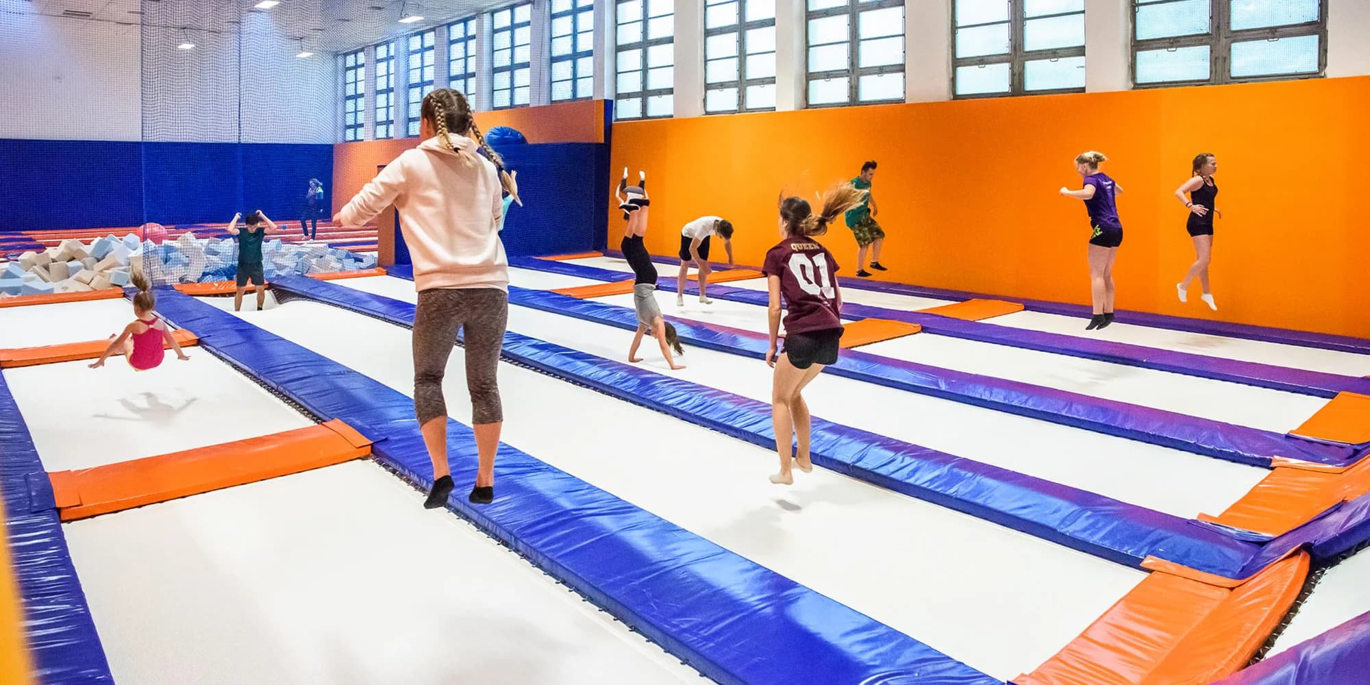 60 minut dovádění na trampolínách pro děti, dospělé i rodiny i lekce s trenérem