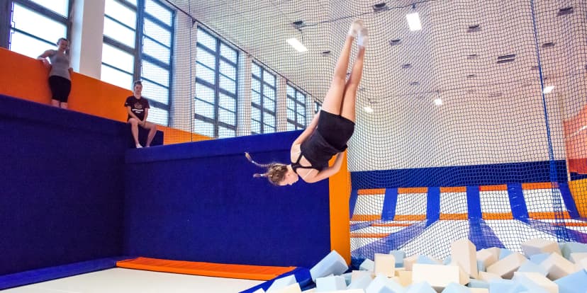 60 minut dovádění na trampolínách pro děti, dospělé i rodiny i lekce s trenérem