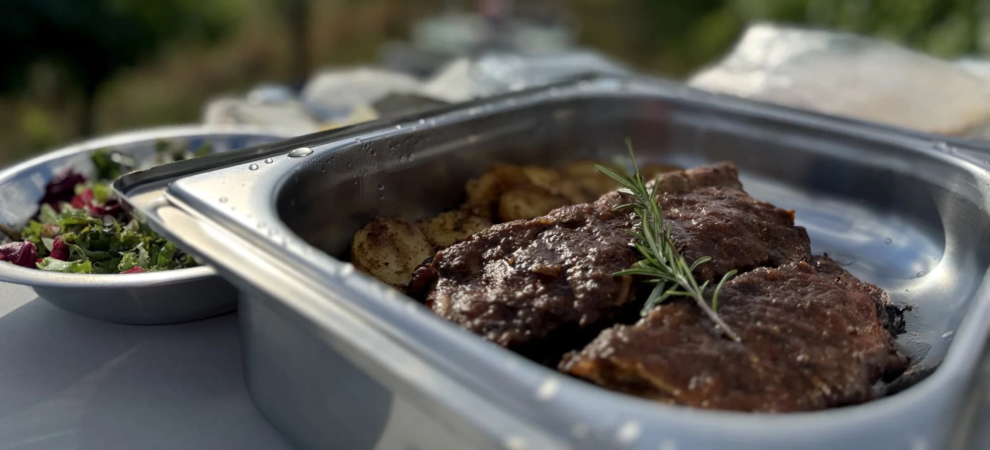 Zážitková večeře uprostřed vinice s degustací, lahví vína a prohlídkou pro dva