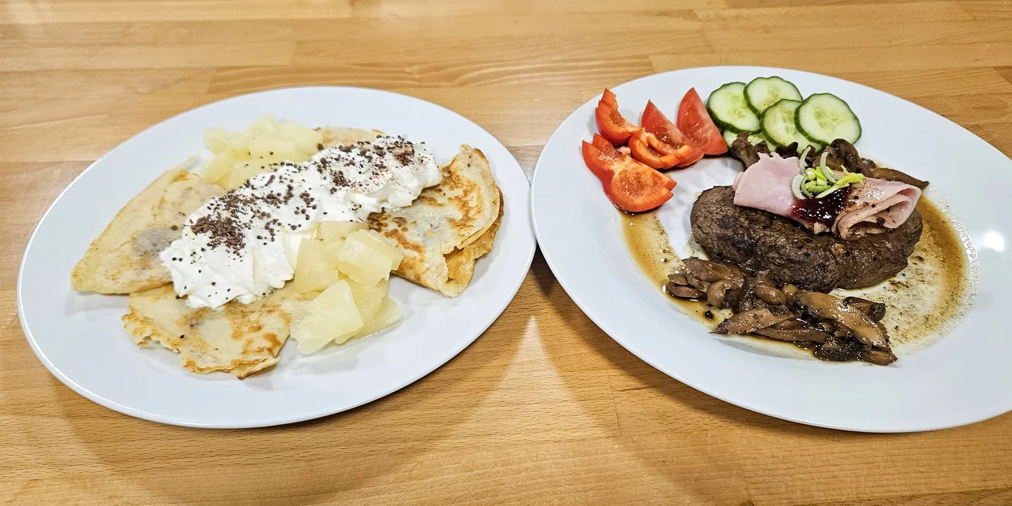 Dvouchodové menu pro dvě osoby: steak ze svíčkové, příloha i palačinka s džemem a ovocem