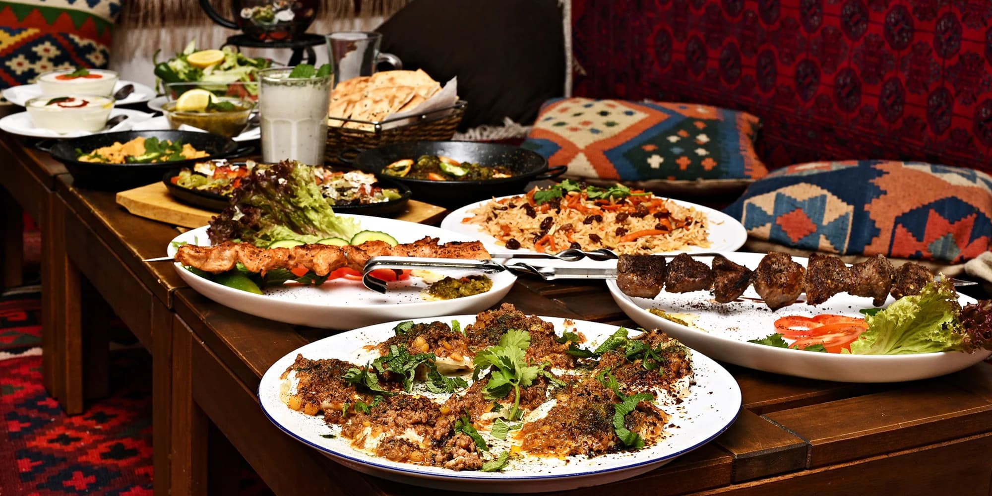 Afghánské degustační menu s koktejlem na Starém Městě pro 2 osoby