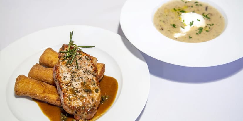 Tříchodové menu pro 2 osoby U Nouzů: kulajda, vepřová kotleta i čokoládový dortík