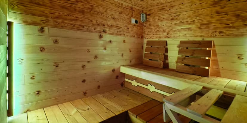 120 minut privátního wellness pro 2 osoby: sauny, vyhřívaná lehátka i lahev sektu