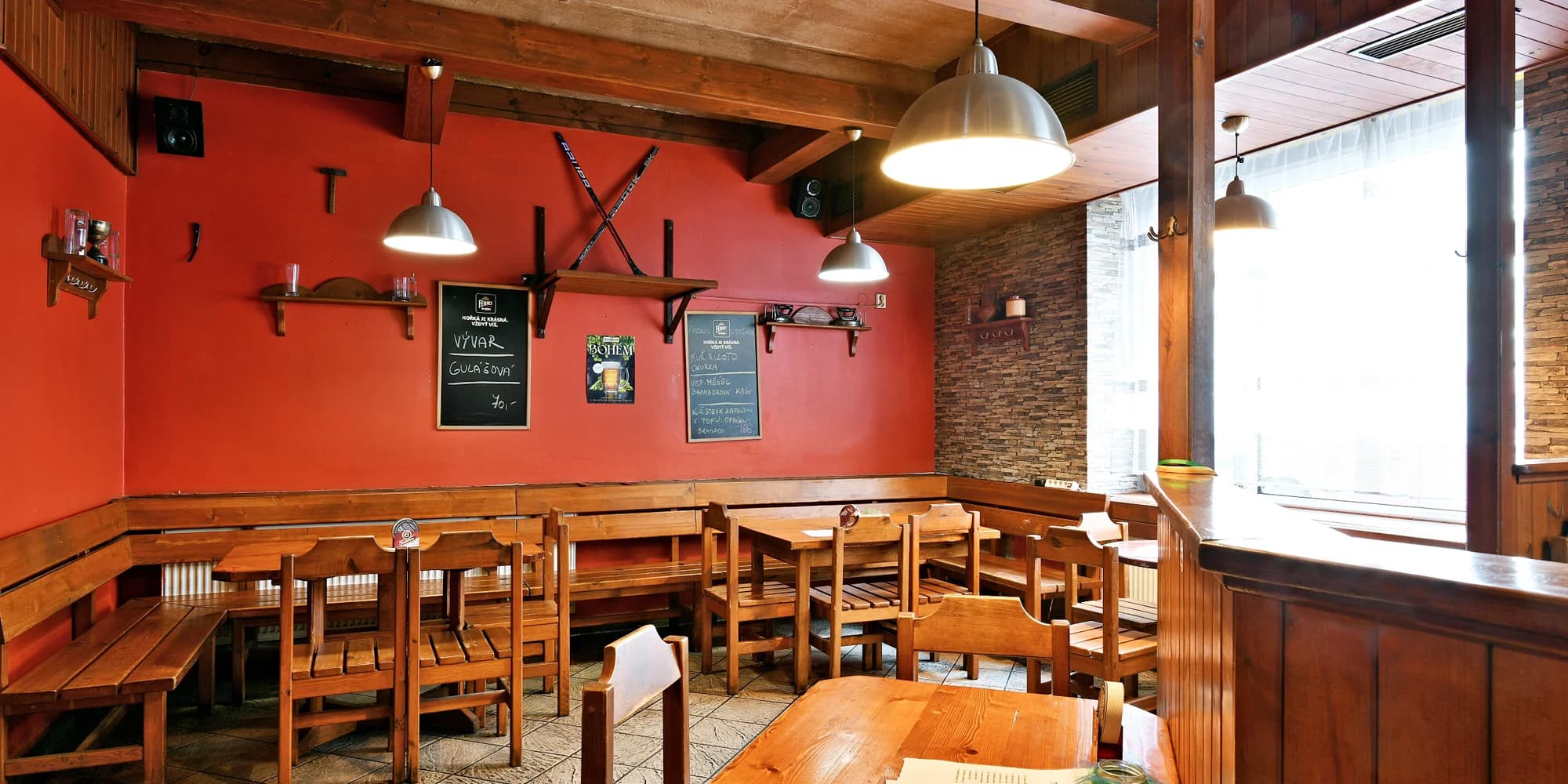 Masová hostina pro partu: koleno, marinovaná žebra i kuřecí a spousta příloh, zeleniny a omáček