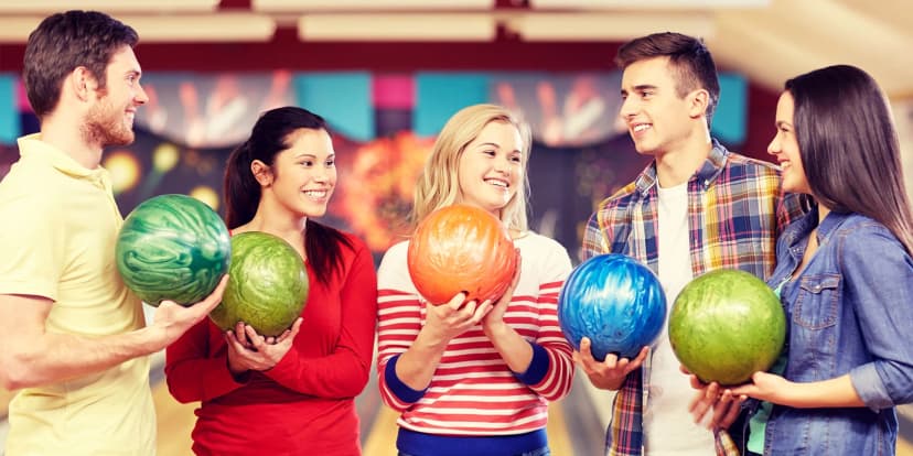 Skoulejte si skvělou zábavu: hodina bowlingu pro partu až 8 hráčů
