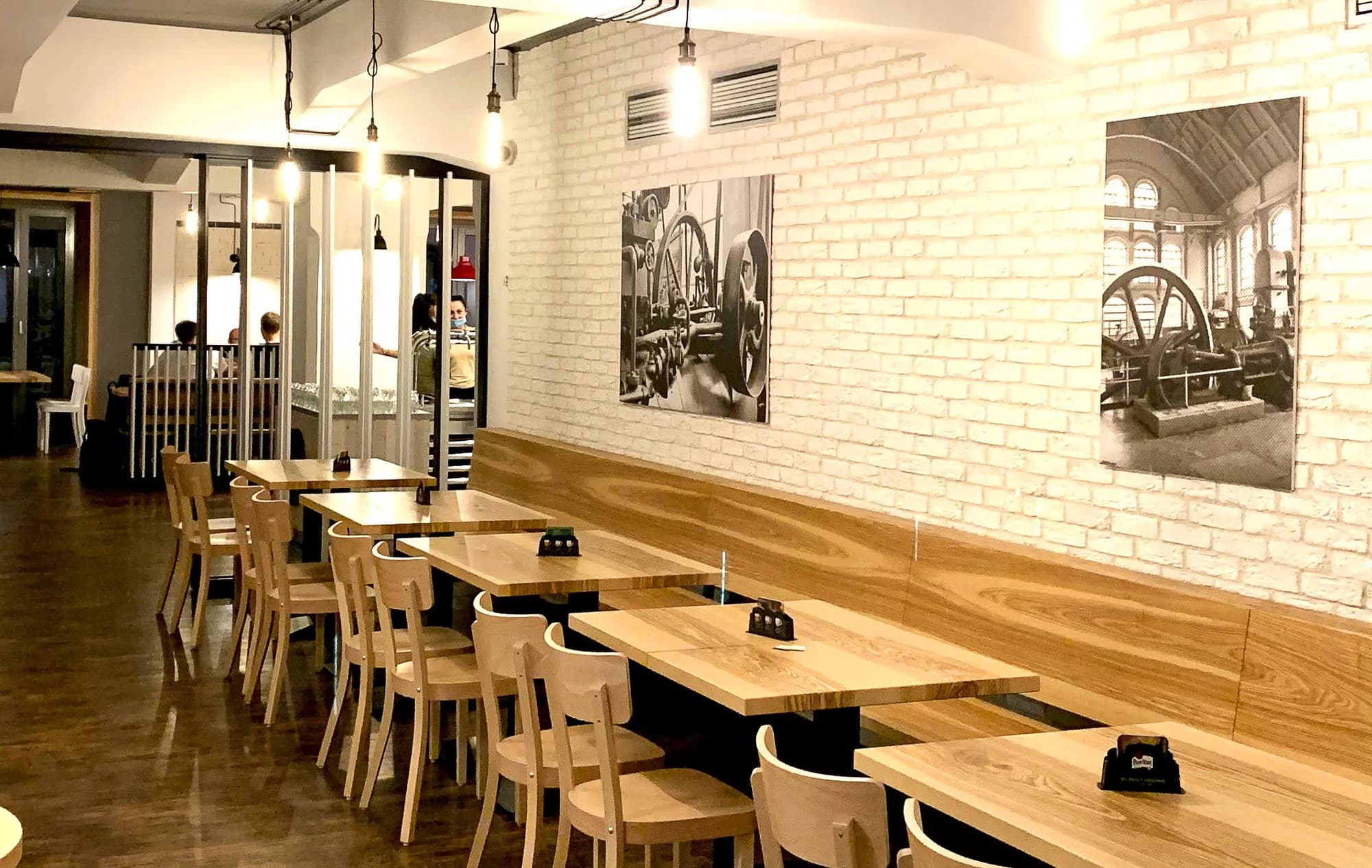 Žebra na černém pivu či marinovaná křídla s přílohami, pivem i pálenkou pro 3-4 osoby