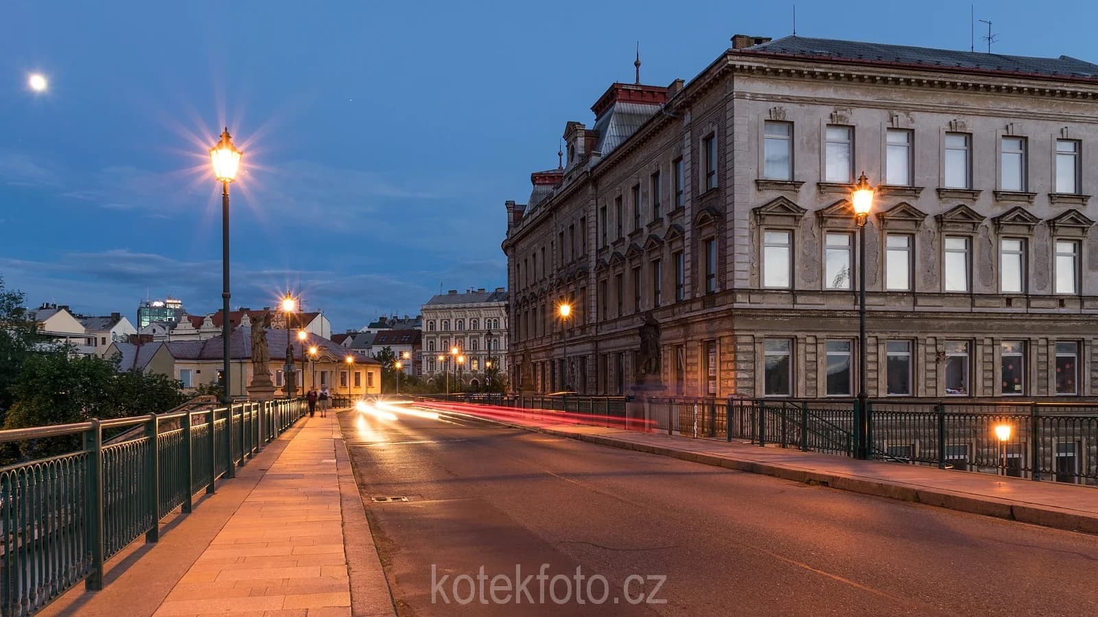 Kurz večerního a nočního fotografování v centru Plzně: teorie i praxe