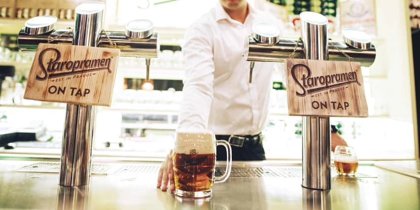 Návštěvnické centru Staropramen: prohlídka i pivní degustace s možností domácích chipsů s dipem