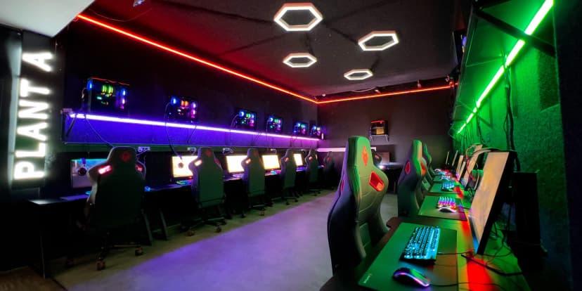 Herna MVP Chill & Gaming space: 4–⁠⁠⁠⁠⁠⁠11hodinové vstupy s nápojem a občerstvením či permanentka, PC a PS 5