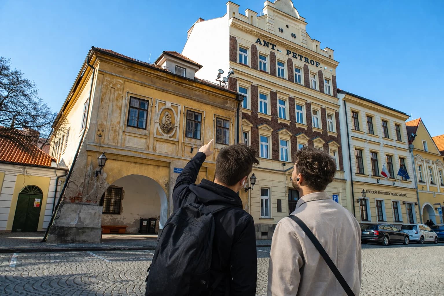 Venkovní úniková hra Salon republiky: objevte příběh ukrytý v ulicích Hradce Králové