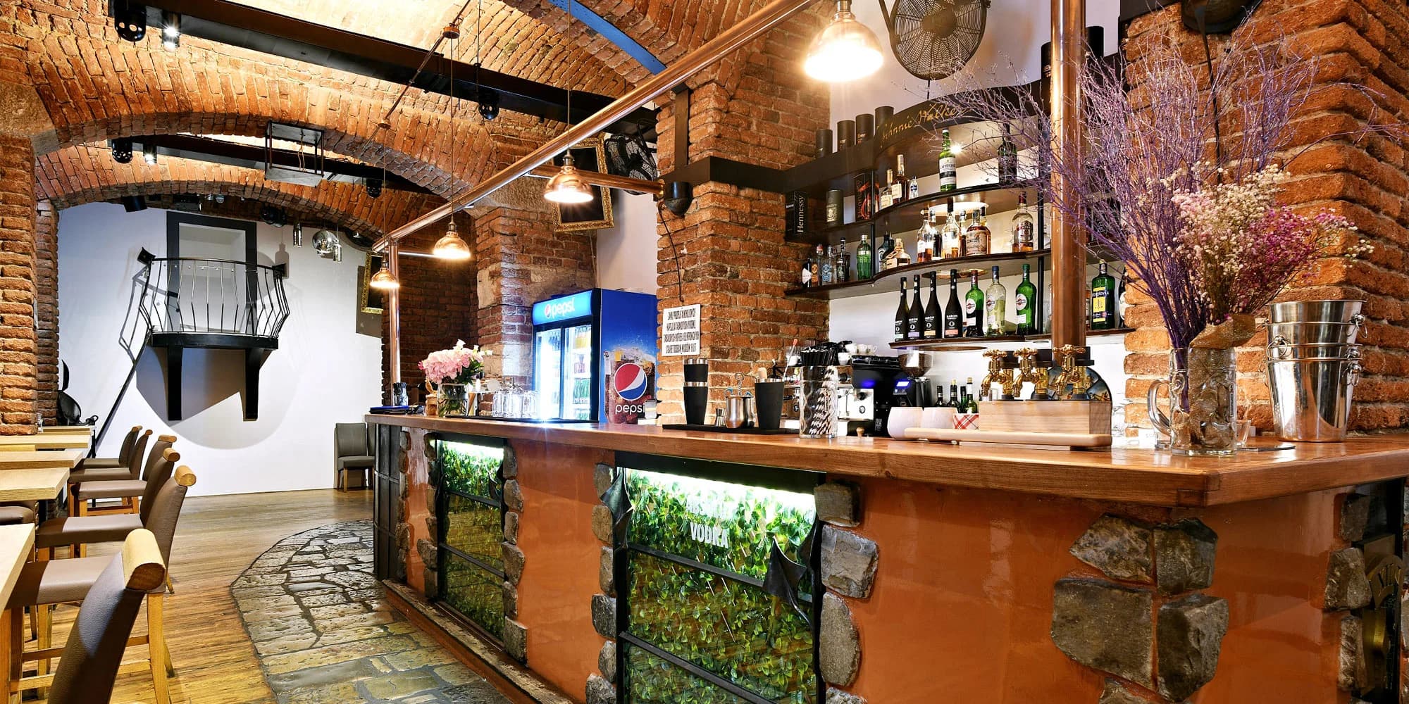 Burger s hovězím, slaninou a domácí bulkou, hranolky i pivo ve Zlatých Časech