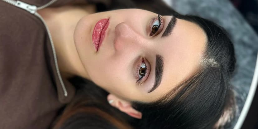 Permanentní make-up: microblading, pudrové obočí, úprava rtů i meziřasová linka
