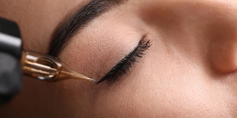 Permanentní make-up v salonu ve Vysočanech: pudrové obočí, oční linky i akvarelové rty