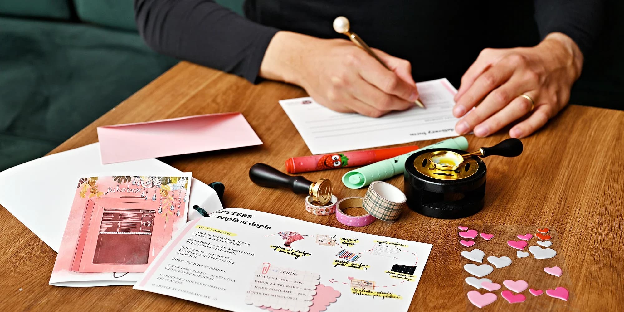 Napište si dopis ve vršovické kavárně: odeslání ihned nebo za 1–3 roky, nápoj v ceně