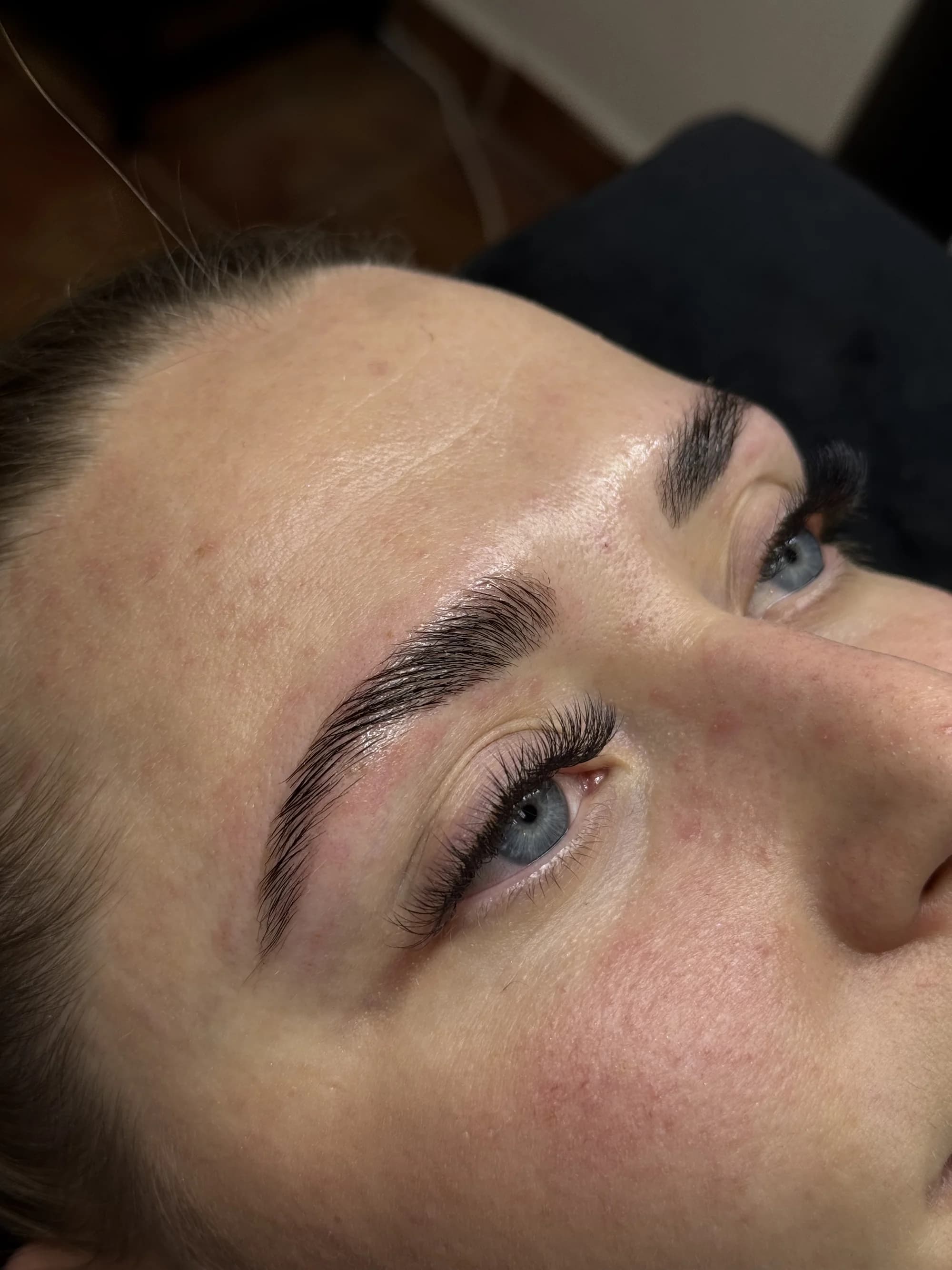 Oslnivý pohled bez každodenního líčení: laminace obočí a lash lifting