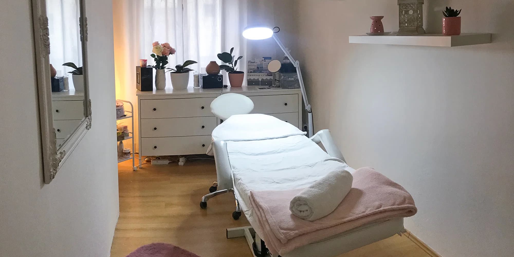 Královská péče: 90 minut odpočinku při kosmetickém ošetření a uvolňující masáži zad
