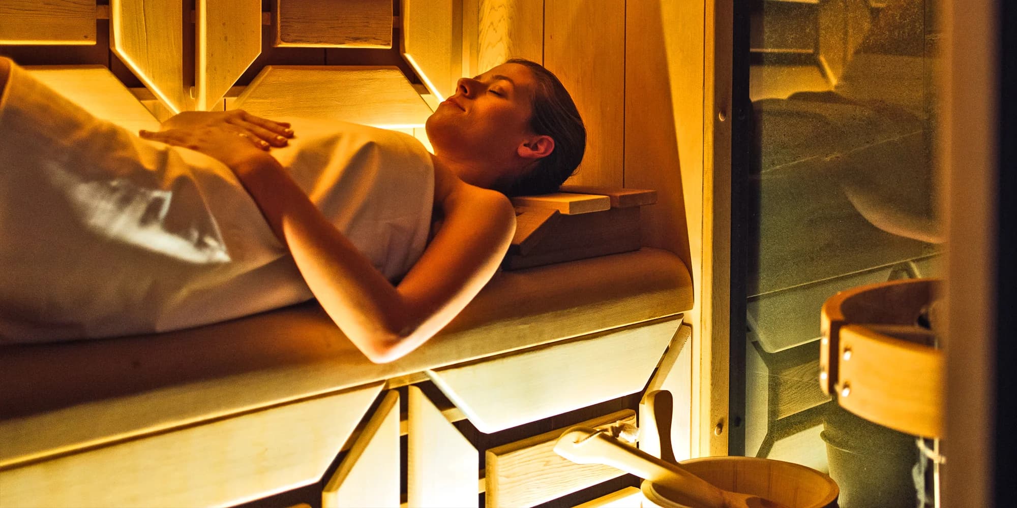 Privátní wellness s romantickou výzdobou: vířivka, sauna i masáž, obložené mísy, drinky či šampaňské