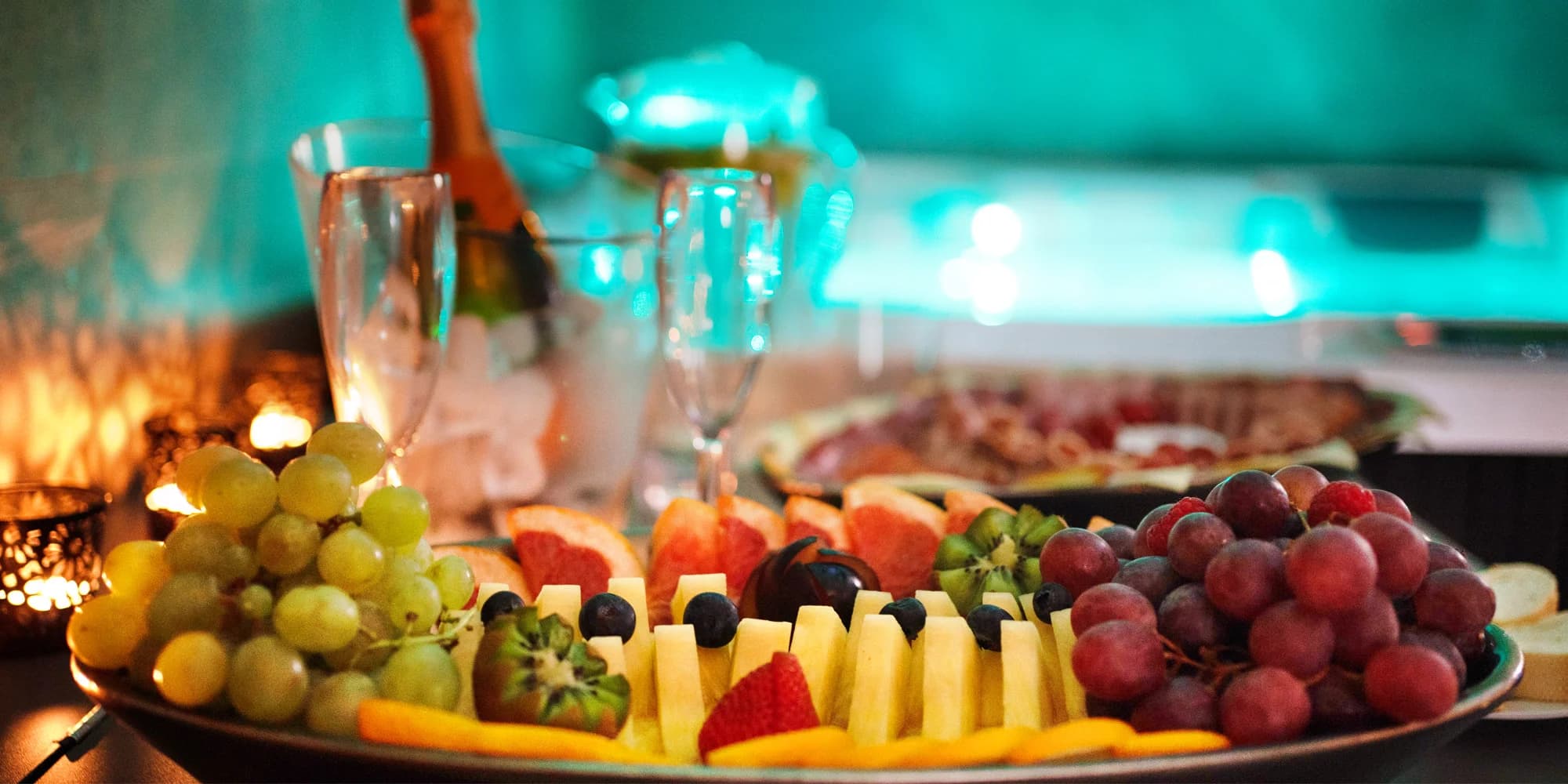 Privátní wellness s romantickou výzdobou: vířivka, sauna i masáž, obložené mísy, drinky či šampaňské