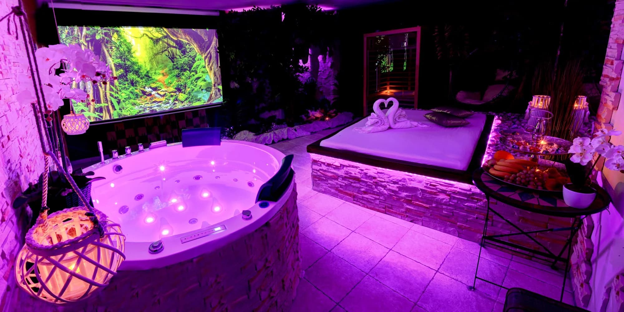 Relaxace v privátním wellness: vířivka, infrasauna, projektor i sekt