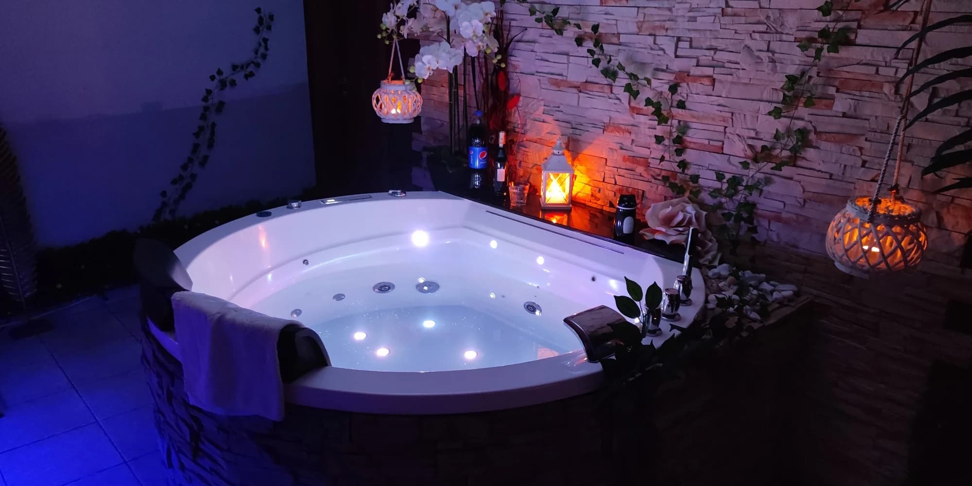 Relaxace v privátním wellness: vířivka, infrasauna, projektor i sekt