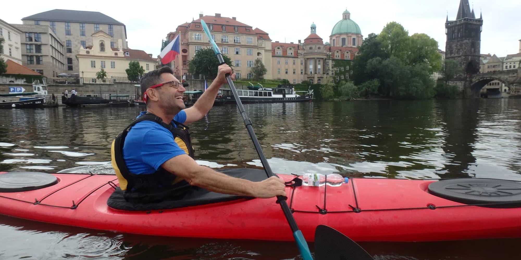 Zažijte historickou Prahu z vody: 3hodinový výlet na kajaku na Vltavě pro 1 i 2 osoby