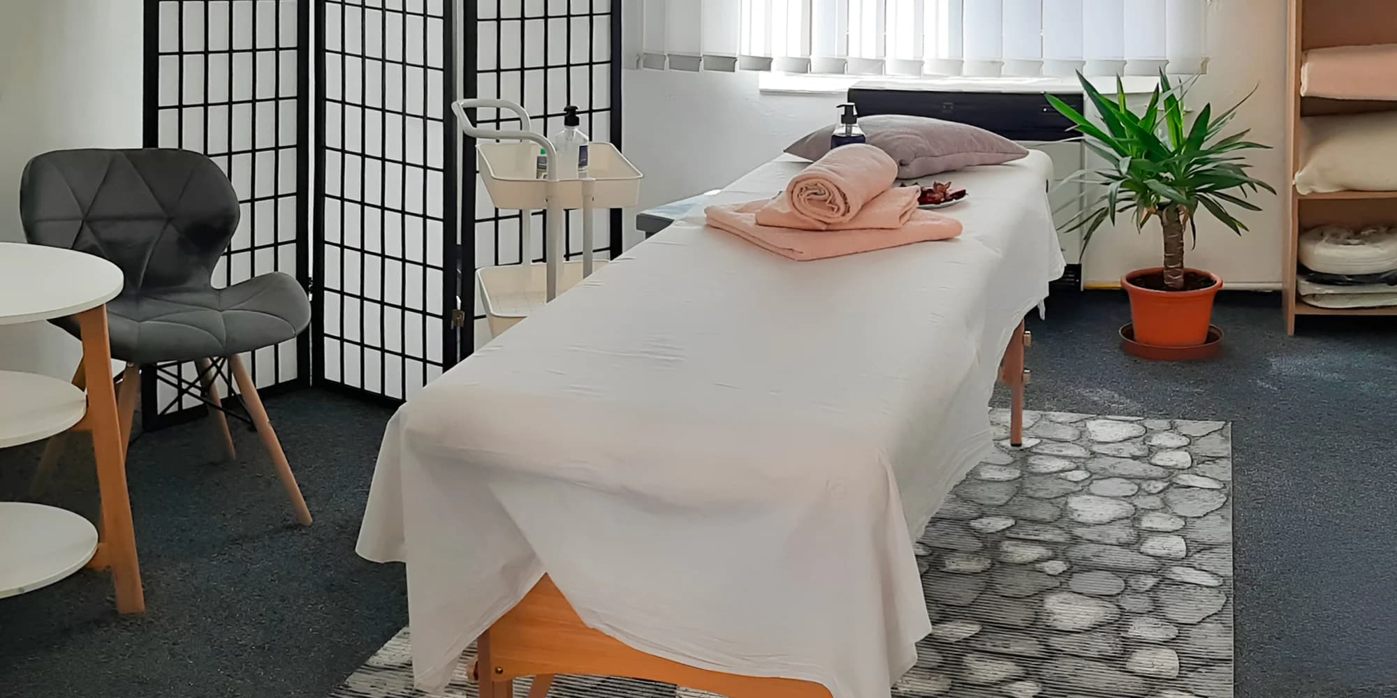 Relaxační procedura v délce 90 minut: masáž zad a šíje, bahenní zábal i masáž a parafín na ruce